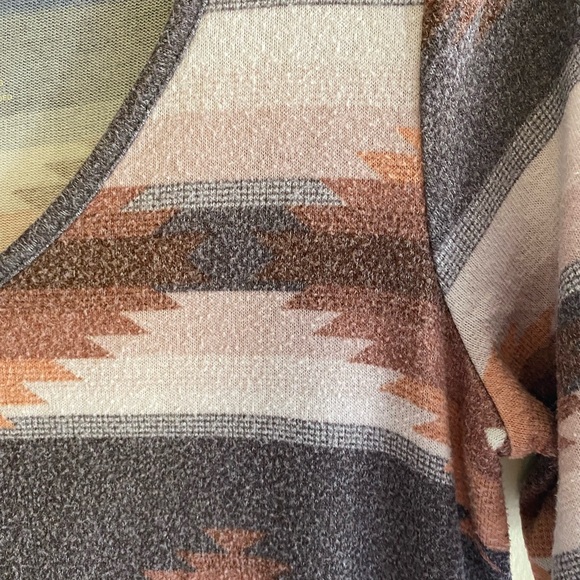 Maurice’s v-neck Aztec tee - Picture 2 of 4